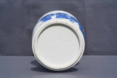 Un vase de forme yenyen en porcelaine de Chine bleu et blanc &agrave; d&eacute;cor de cerfs et grues, Kangxi